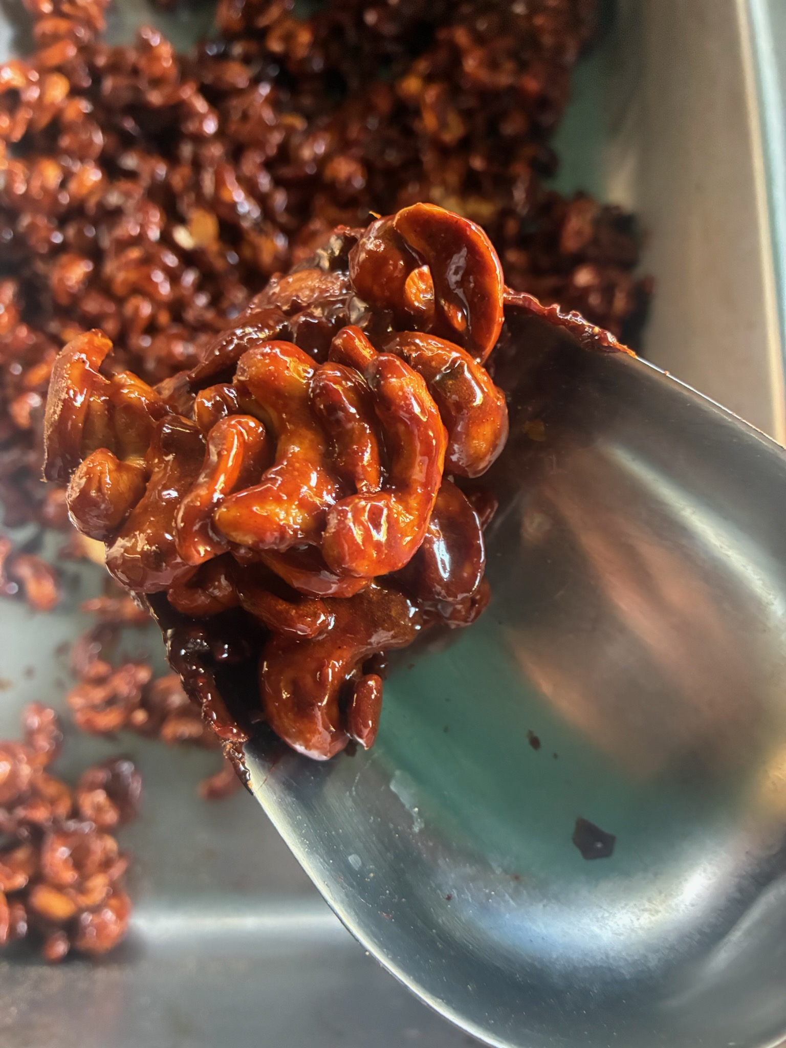 Spicy garlic cashews